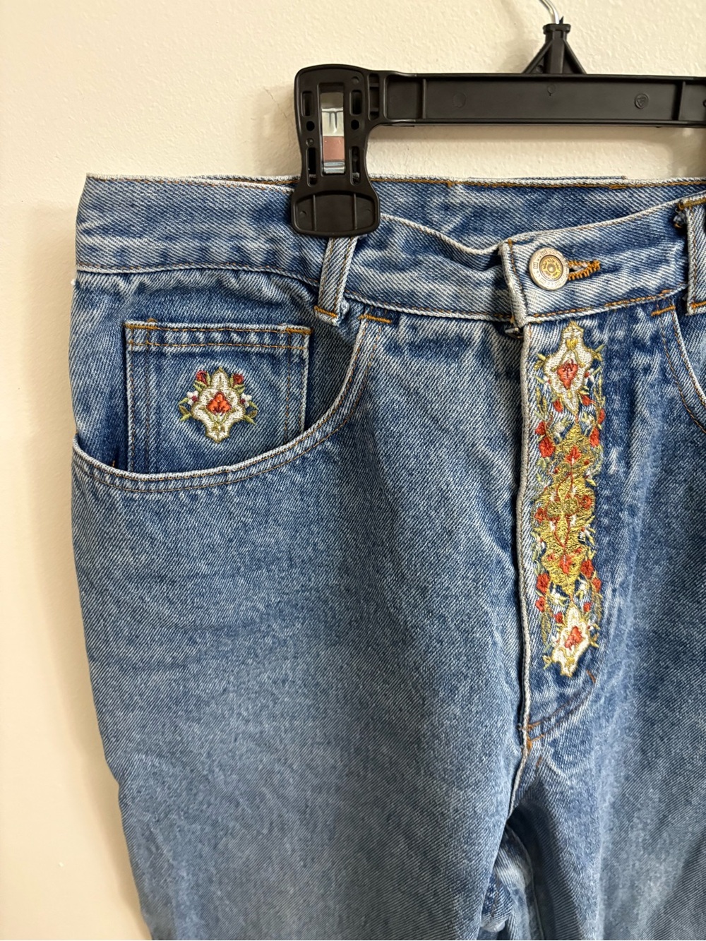 Vintage High-Rise Embroidered Relaxed Jeans in Blue small - Picture 3 of 8
